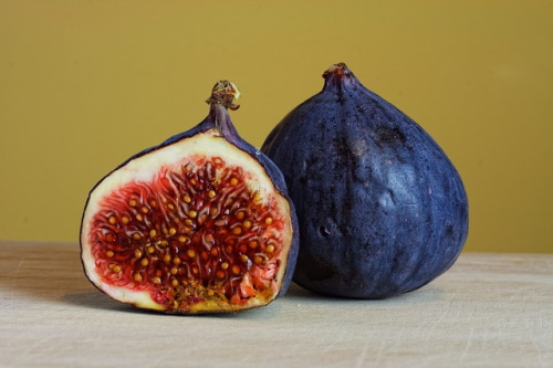 Foods for lung Health: Image of two figs.