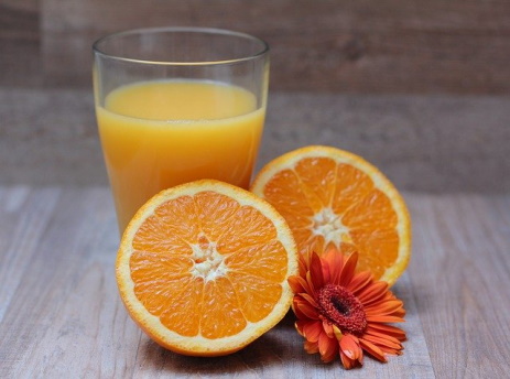 Foods that fight infection: Image of an orange and glass of orange juice.