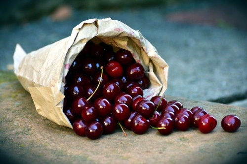 Gout friendly foods: Image of bag of cherries.