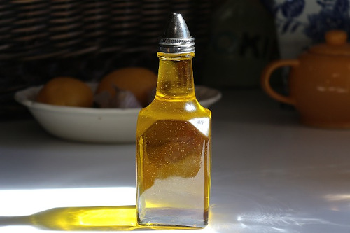 Best foods for your heart: Image of bottle of olive oil.