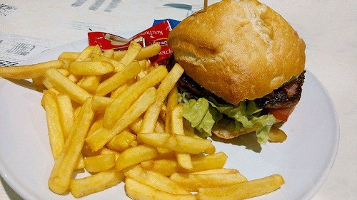 Foods that cause acne: Image of hamburger and fries on a plate.