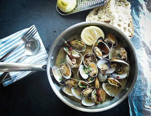 Foods that weaken immune systems: Image of oysters in a plate.