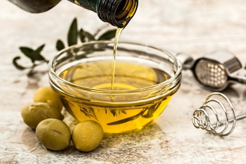 Gallbladder friendly foods: Image of olives with olive oil.