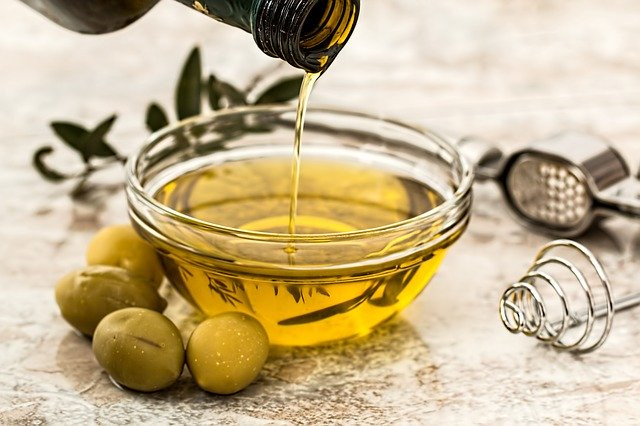What to eat for gallbladder diet: Image of a bowl of olive oil.