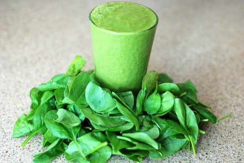 Foods for healthy blood: image of spinach and spinach smoothie