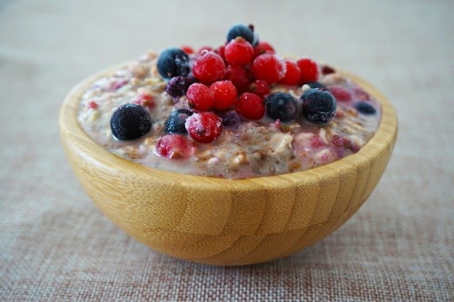 Foods for the nervous system: Image of a delicious bowl of oat meal cereal topped with blueberries and raspberries.