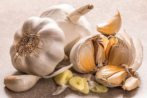 Foods that lower blood pressure: Image of cloves of garlic.