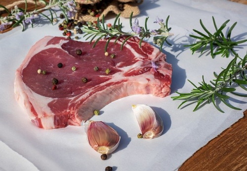 Foods to avoid with celiac disease: Image of steak on a plate.