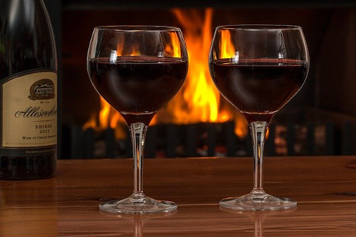 Foods to avoid with hiatal hernia: Image two glasses of red wine.