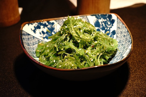 Foods to eat with hiatal hernia: Image of seaweed in a bowl.