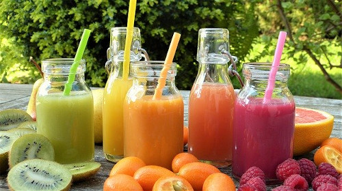 What to eat during fever and headache: Image of different delicious fruit juices.