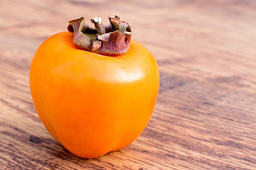Foods to eat with IBS: Image of a single persimmon fruit