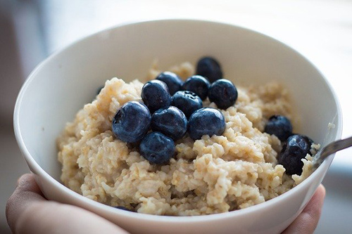 Foods to Eat For IBS: Image of bowl of oatmeal