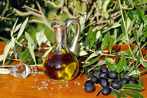 Olive oil heart health: Image of olive oil in a glass container