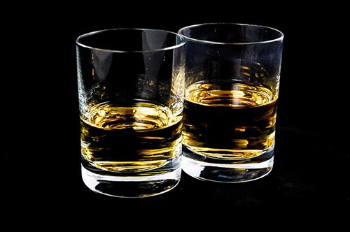 List of foods to avoid after a heart attack: Image of two glasses filled with alcohol