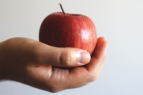 hand holding an apple