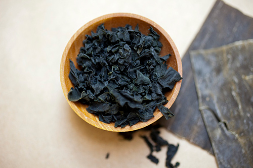 kelp health benefits with seaweed kombu in a bowl