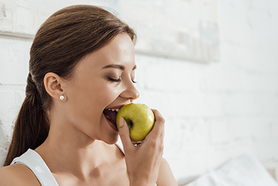 woman eating an apple