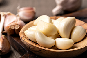 garlic cloves in wooden bowl