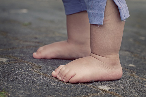feet of a young child