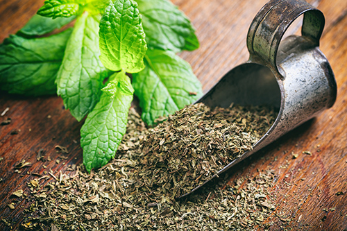 spearmint leaves and dried herbs