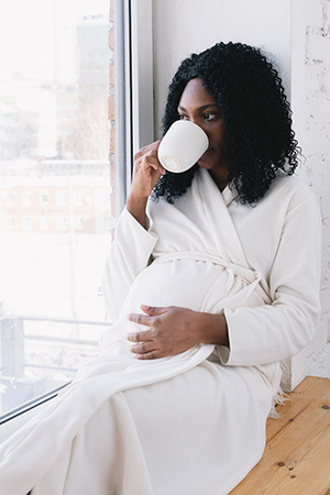 pregnant woman drinking herbal tea