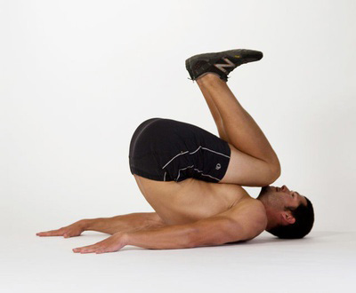 man doing reverse crunches