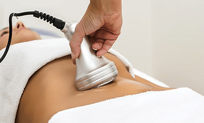 woman receiving ultrasound fat reduction