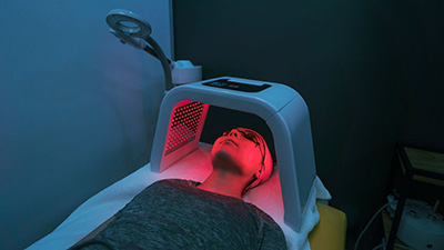 person going under red light therapy procedure
