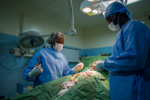 surgeons performing hiatal hernia surgery